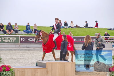 2. Kval. og Finale af Agria DRF Mesterskab U21 præsenteret af TG Horseboxes - S12. Kval. og Finale af Agria DRF Mesterskab U25 præsenteret af PAVO Springning Heste
Keywords: dm;pt;theodor wildfang just linde;frida munk lassen;josefine sandgaard moerup;lap of honour