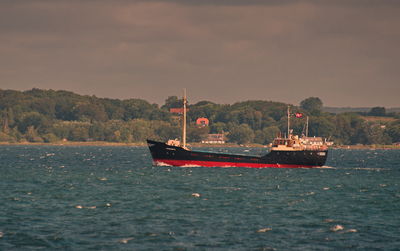 Different photos of wessels and ports
at open see between Lyoe and Fyen
Keywords: caroline s;general cargo;imo 5070109