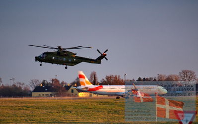 Copenhagen Airport
Homecoming Danish Worldchampion team Handbold
Keywords: Airbus A321;EH101 redningshelikopteren;oy-tcd;sunglass airlines