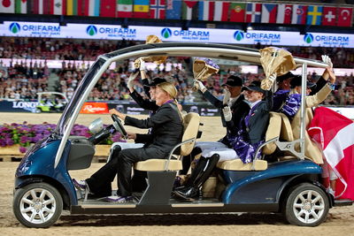 Galashow
para dressage nations cup ceremony
Keywords: pt;lap of honour